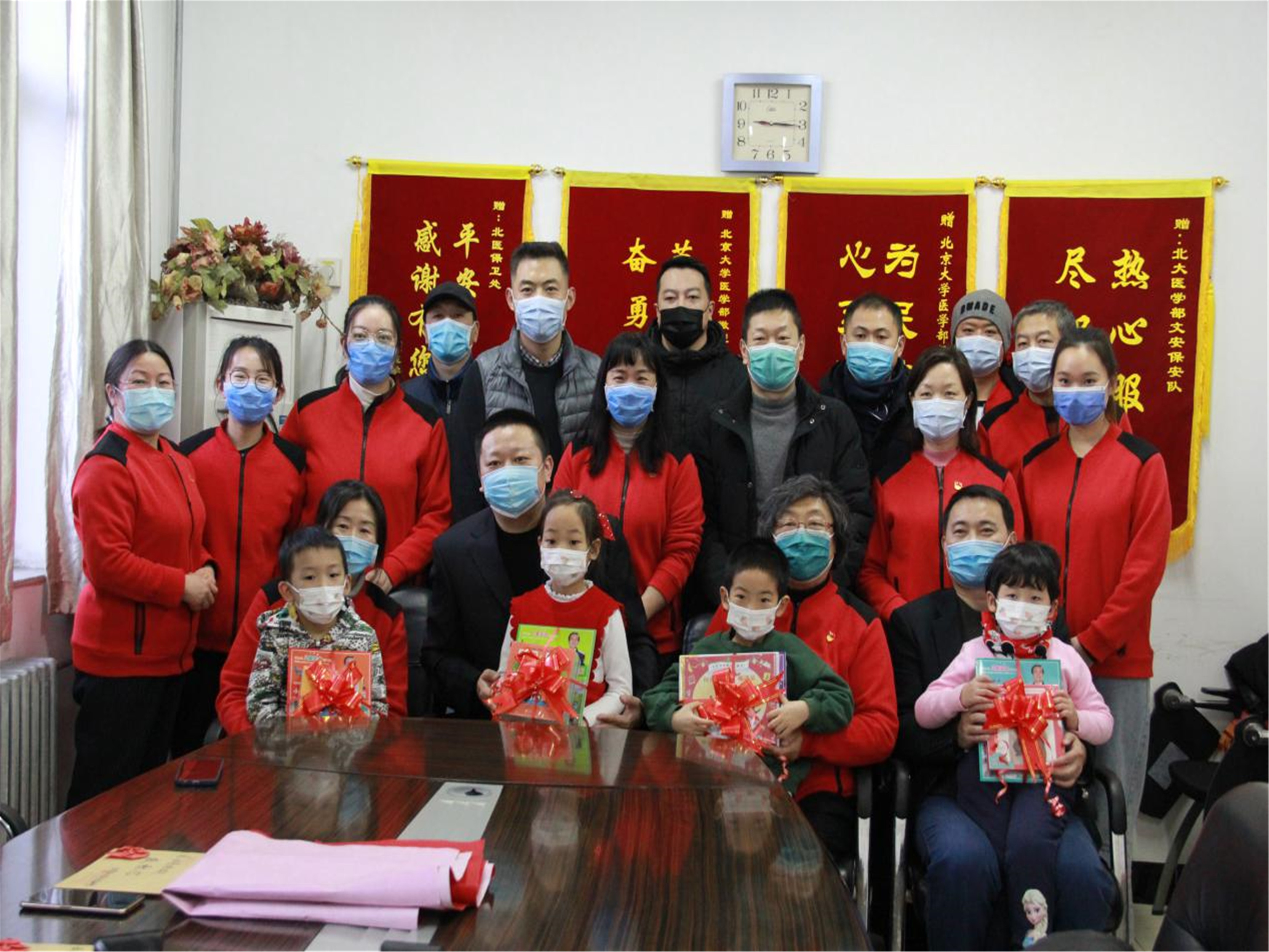 贴心服务 赢得师生赞扬 ——北医幼儿园新年慰问北医保安活动