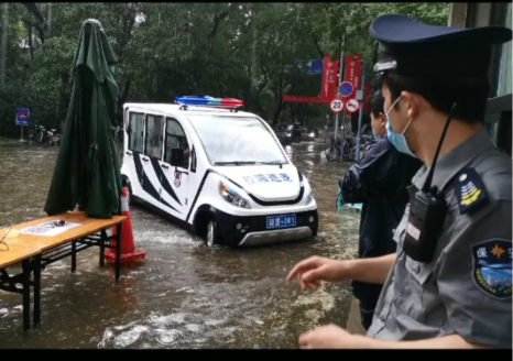 北京大学保安队雨中辛劳苦，守责师生做奉献。