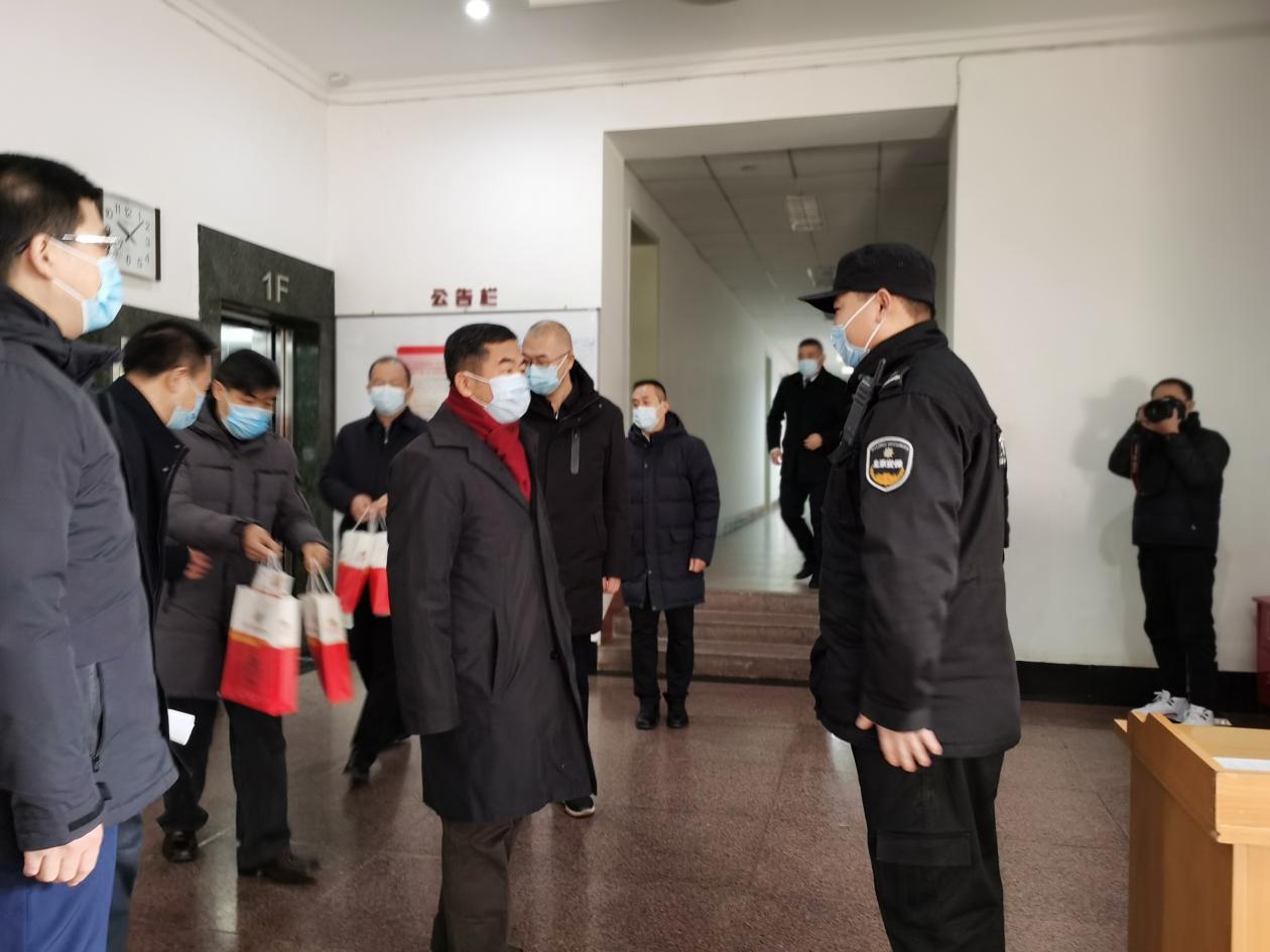中共北京市委党校常务副校长王民忠一行慰问文安分公司一线执勤保安员