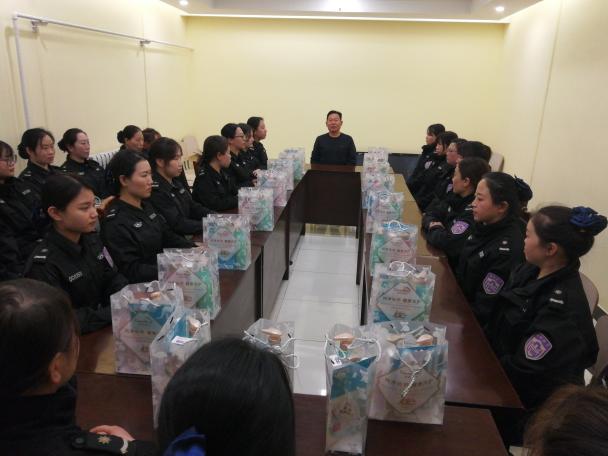 公司工会在“三八”妇女节来临之际，慰问全体女员工