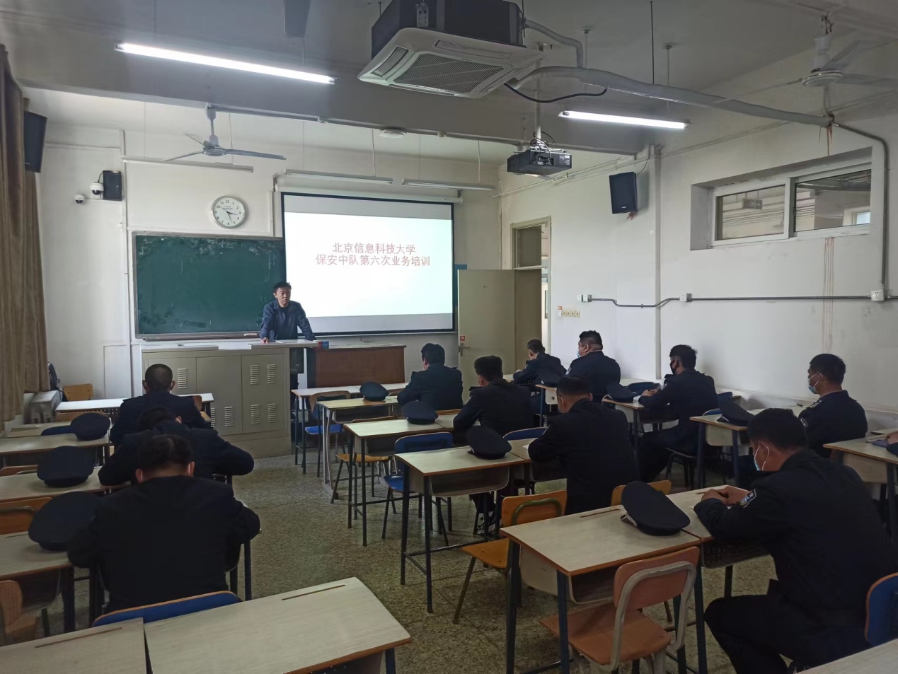 北京信息科技大学保安队紧抓业务培训不松懈