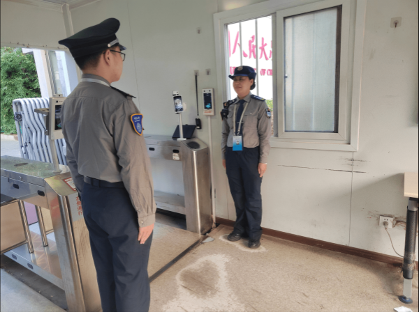 人大保安助人为乐—受表扬
