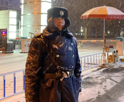 文安分公司驻北大医学部保安队雪中值勤护平安