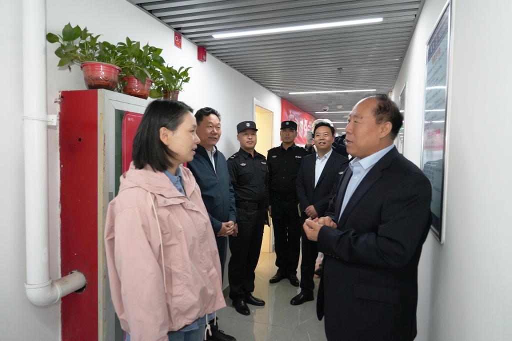 北京市保安服务有限公司总经理孙伟到清华大学检查国庆节安保工作