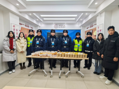 寒冬递暖，情满校园——人大同学自发慰问一线保安员